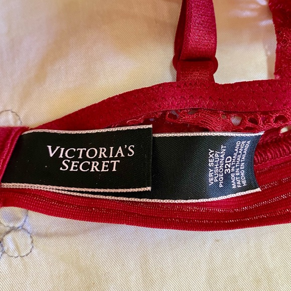 Red Lace Victoria’s Secret Bra - 32 D - Picture 4 of 4